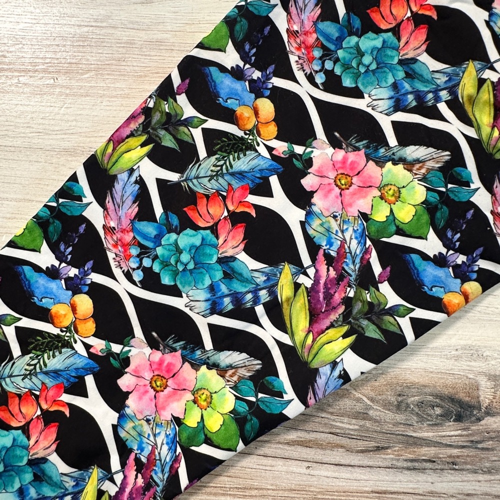 Linked Floral Capri Leggings with Pockets OSC Multicolor Feathers Tropical